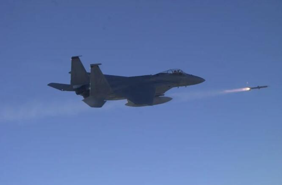 F15 تطلق صاروخ AIM120 الموجه بالرادار